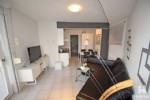 Knap vernieuwd en nieuw gemeubeld 1 slaapkamer appartement, gelegen aan de achterzijde zeedijk.
Dit instapklaar appartement op het gelijkvloers biedt u: een mooie woonkamer met divanbed voor 2 personen, ingerichte keukenhoek, 1 slaapkamer met dubbelbed, badkamer met douche, wastafel en toilet, individuele elektrische verwarming, dubbele beglazing in pvc-ramen,….
Dit appartement is beschikbaar vanaf 16/05/2025 en is enkel te huur als 2de verblijf.
Bij de vermelde huurprijs komen er geen bijkomende kosten gebouw/syndic
(20/011)